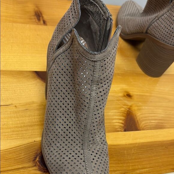 DV by Dolce Vita Khaki Ankle Booties with Chunky Heel - Stacked Heeled Boots 7.5 - Picture 6 of 9